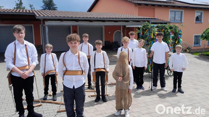 Der geschmückte Pfingstlümmelwagen mit den beteiligten jungen Burschen und dem Pfingstlümmel. Dabei waren Aiden Myers (von links), Jonathan Schneider, Valentin Höcherl, Johannes Horst, Tobias Horst, Pfingstlümmel Ben Auer, Paul Greß, Louis Höcherl, Noah Messer, Bauer Kevin Swiderski und Raphael Schneider. Bild: jow