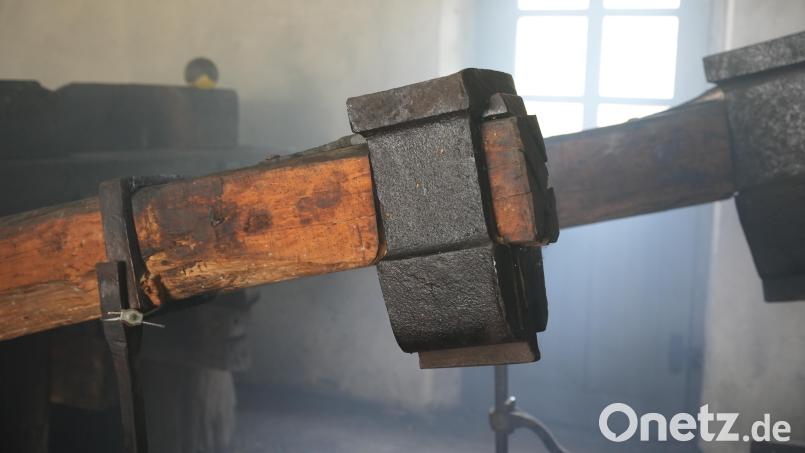 Die Hammerköpfe des Staubershammers in Theuern wiegen rund 70 Kilo. Im Wesentlichen wurden hier sogenannte &quot;Schien&quot;, Eisenstäbe, hergestellt. Bild: Meier, Marco