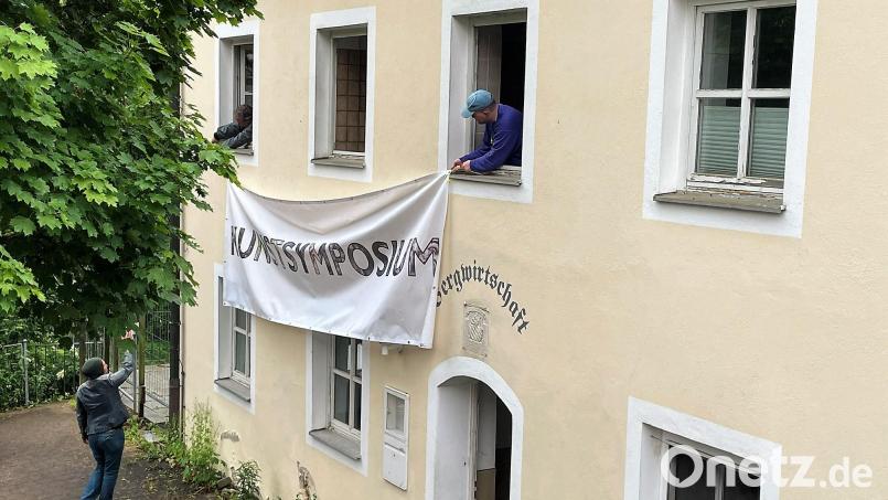 Auch an der Fassade der alten Bergwirtschaft macht ein Banner deutlich: Hier entsteht Kunst und Besucher sind (wenn auch nicht zu jeder Tageszeit) erwünscht! Bild: Susanne Schwab