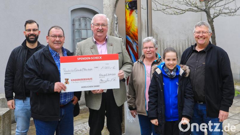 Rauchclub-Vorsitzender Bernhard Bauernfeind (Zweiter von links) überreichte den Spendenscheck an den Vorsitzenden der Kinderkrebshilfe, Herbert Putzer (Dritter von links). Mit auf dem Foto die Vorstandsmitglieder des Rauchclubs. Bild: Jochen Neumann/exb