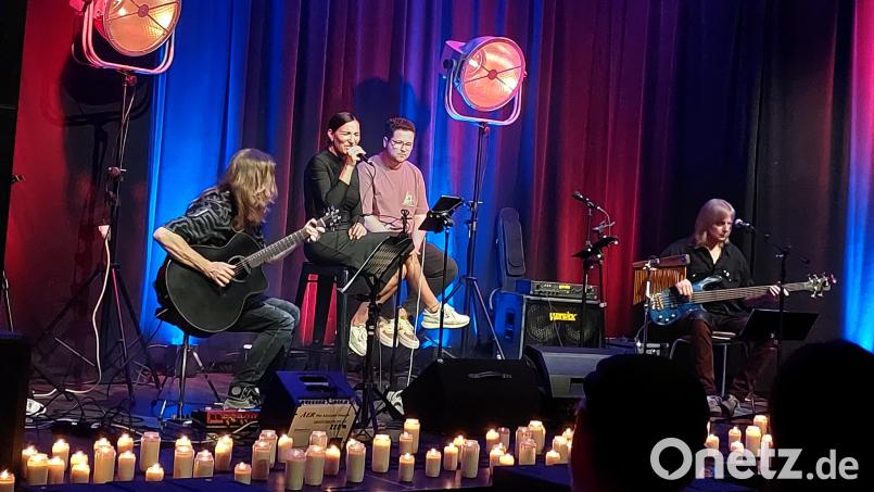 Über 100 Kerzen waren beim Konzert ein Hingucker, zwei Gitarren und zwei Stimmen sorgten für ein außergewöhnliches musikalisches Erlebnis. Bild: mfh