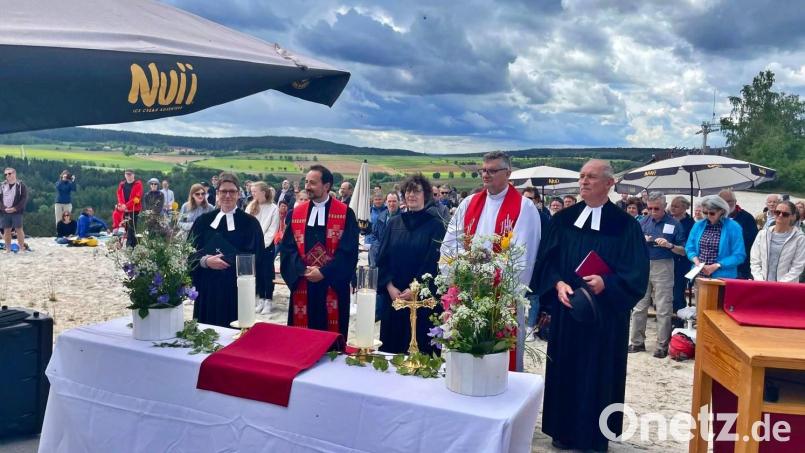 Zum zweiten Mal feierten die evangelischen Kirchengemeinden den Pfingstgottesdienst auf dem Monte Kaolino in Hirschau Bild: hdk