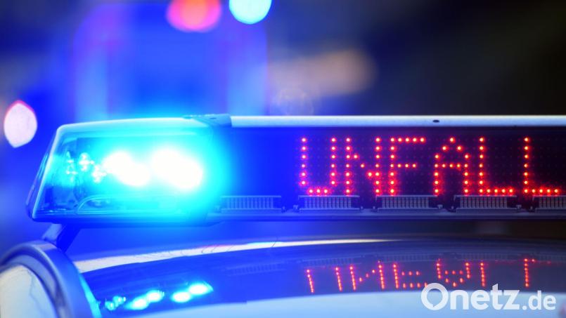 Auf einem Polizeifahrzeug warnt eine Leuchtschrift vor einer Unfallstelle. Bild: Stefan Puchner/dpa/Symbolbild