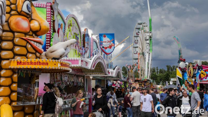 In Amberg ist wieder Dult-Zeit. Zum Start gab es aber dunkle Regenwolken und einen größeren Polizeieinsatz mit zwei Festnahmen. Bild: Wolfgang Steinbacher