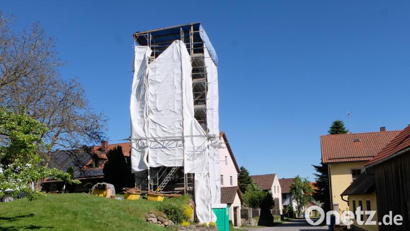 Der Glockenturm von Schlattein ist derzeit eine Baustelle. Bild: le