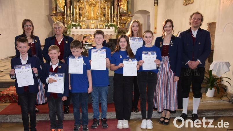 Acht junge Leute der Trachtenkapelle Hohenburg haben das Juniorabzeichen mit ausgezeichnetem Erfolg geschafft. Dazu gratulierte die Kapellenleiterin Anja Paulus (links) sowie Vorsitzender Benjamin Siegert (von rechts) und Tanja Metschl. Bild: bö