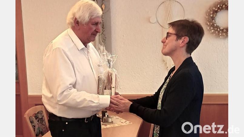 Reinhold Spitzkopf hört beim Posaunenchor als aktiver Bläser auf und Pfarrerin Heidi Landgraf findet dazu rührende Worte. Bild: Sieglinde Weidner