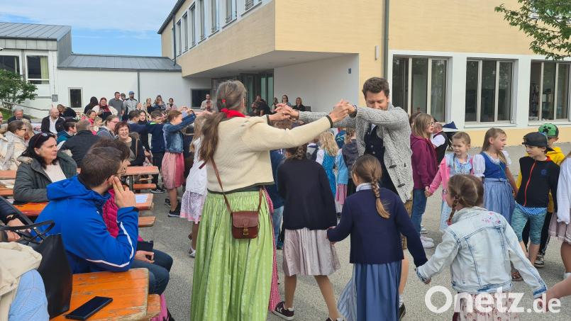 Gemeinsam tanzten die Kinder und Erwachsenen beim Maifest zu bayerischen Liedern. Bild: Corinna Schmeller/exb