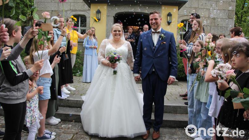 Überglücklich verlassen Daniela und Marco Zahn die Steinbergkirche in Bärnau. Begrüßt wurden sie von der Klasse 5a und den Klassensprecherinnen der Mädchen-Realschule Waldsassen. Die Hochzeitsgäste ließen dabei Seifenblasen in die Luft steigen. Bild: kro