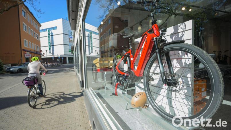Ein bisher unbekannter Täter schnappte sich in einem Schwandorfer Geschäft ein E-Bike und fuhr damit davon. Symbolbild: Andreas Arnold/dpa