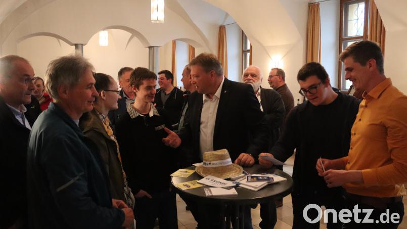 Die Jung- und Erstwähler tauschten sich zu Themen wie EU und Demokratie aus mit dem CSU-Listenkandidaten zur Europawahl, Martin Fleischmann (rechts) und weiteren Politikern. Bild: mrr