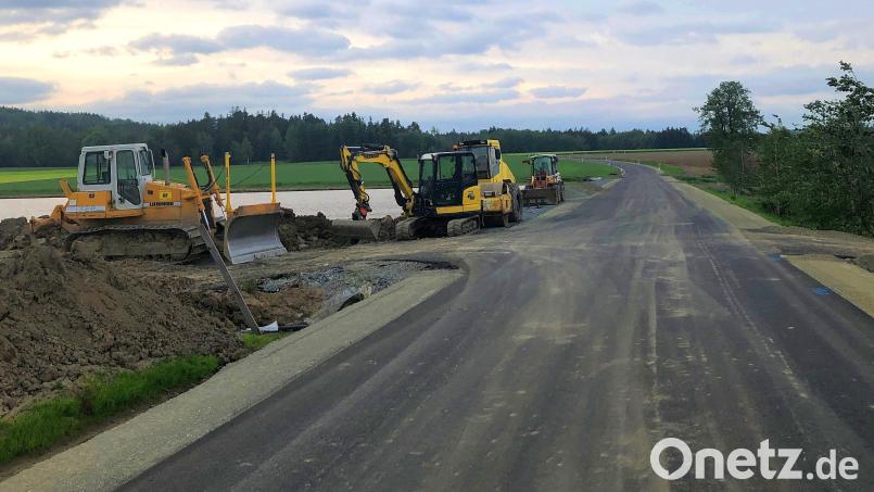 Seit nunmehr einem Jahr ist ein Teilstück der Verbindungsstraße Triebendorf-Oberteich Baustelle. Nach Ansicht von FW-Marktrat Eckbert Vollath könnte sie längst abgeschlossen sein. Bild: wro
