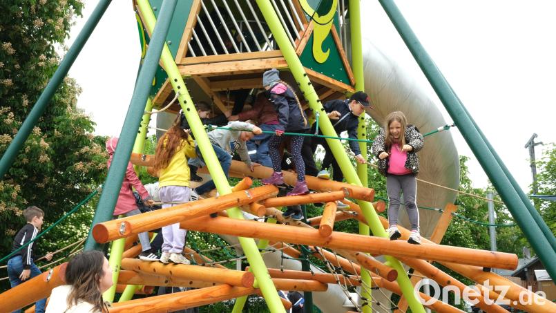 Die Schüler der Döpfer-Grundschule dürfen den Kletterturm als erste testen. Bild: Hirsch