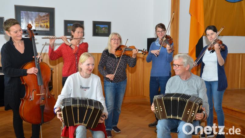 Die gebürtige Vohenstraußerin Susanne Hofmann (rechts) hatte zum 17. Tango-Festival eingeladen. Judith Brandenburg am Bandoneon (links) war auch heuer wieder dabei. Bild: dob