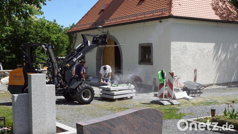 Ein neues Gesicht erhält der Vorplatz des Friedhofgebäudes. Seit Tagen wird daran fleißig gearbeitet. Bild: bkr