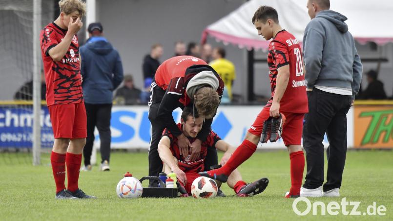 Riesenenttäuschung beim SV Schmidmühlen: durch eine 0:1-Auswärtsniederlage beim SV Hahnbach steigt die Mannschaft von Trainer Gustavo Ribeiro in die Kreisliga ab. Bild: Hubert Ziegler