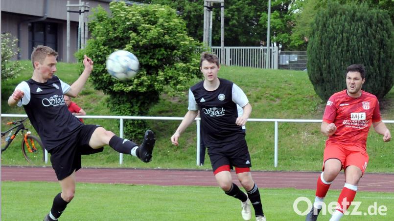 Der TSV Waldershof um Top-Torjäger Julian Schindler (rechts) und die SpVgg Wiesau (Lukas Bächer, links, und Fabian Nickl) sind an der reformierten Relegation Oberfrankens beteiligt. Archivbild: hho
