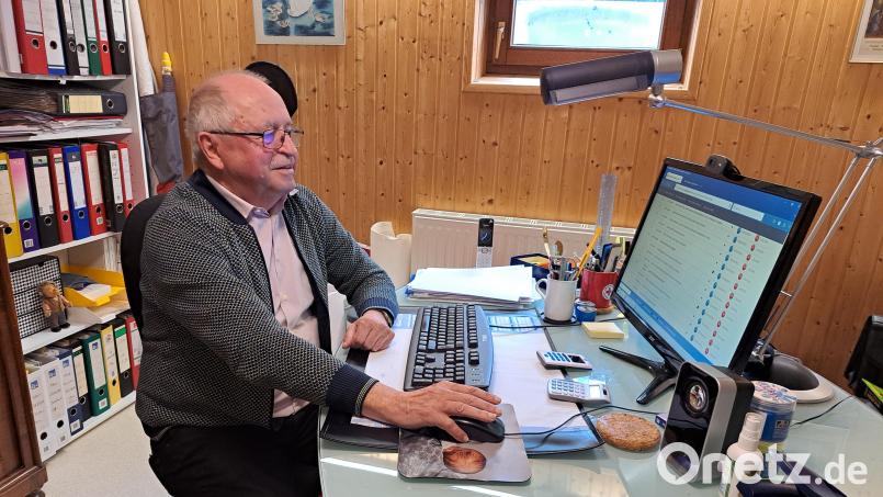 Bernhard Steghöfer trägt auf seiner privaten Internetseite seit vielen Jahren sämtliche Jubiläen und Ereignisse der Zeitgeschichte des Landkreises Neustadt/WN und der Stadt Weiden ein. Bild: Jessica Fechner