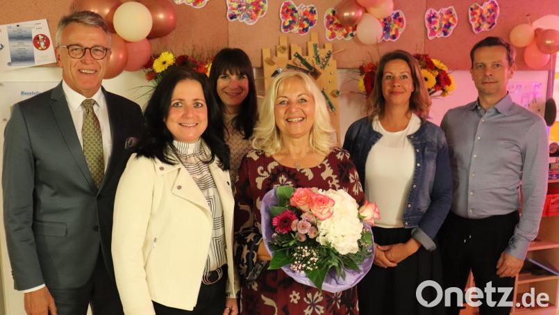 Silvia Markowski (mit Blumenstrauß) bei ihrer offiziellen Verabschiedung mit Bürgermeister Franz Stahl, der neuen Kinderhaus-Leiterin Maria Üblacker, ihren Stellvertreterinnen Anja Hecht und Christina Sladky sowie Markus Bergauer, Leiter Hauptverwaltung (von rechts). Bild: Stadt Tirschenreuth/exb