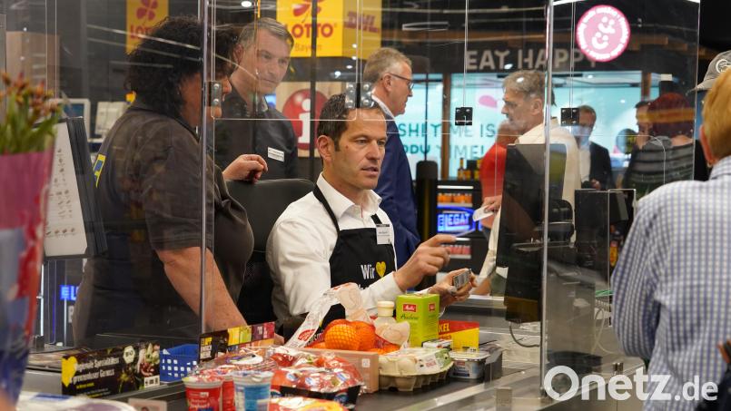 Unter der Aufsicht von Doreen Meyer kassierte Bundestagsabgeordneter Albert Rupprecht eine halbe Stunde bei Edeka Legat in Tirschenreuth. Bild: kaz