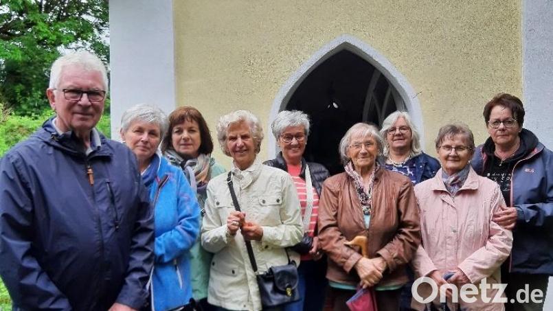 Die Ebnather Frauen-Union unter Leitung von Petra Becher hatte zur Maiandacht in die Kapelle nach Hermannsreuth eingeladen. Bild: Josef Söllner/exb
