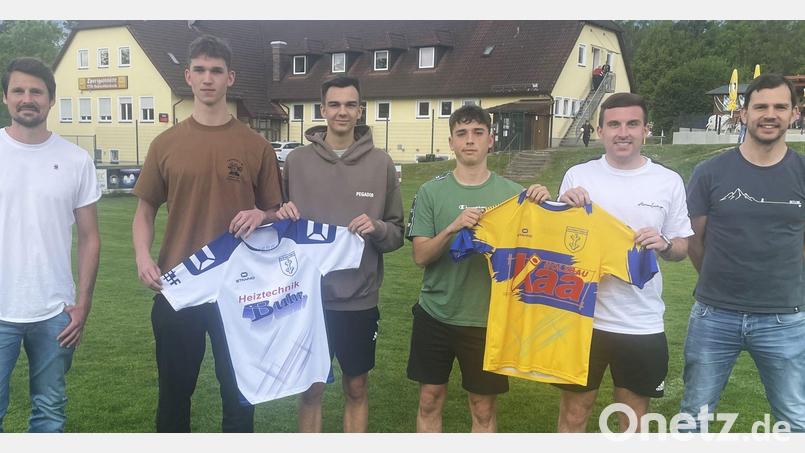 Die TuS-Trainer Stefan Meisel (links) und Ralf Egeter (rechts) freuen sich über die Neuzugänge Henning Behrend, Jonas Obendorfer, Max Fellner und Florian Bertelshofer. Nicht im Bild ist Mateo Lovrinovic. Bild: A. Schwarzmeier