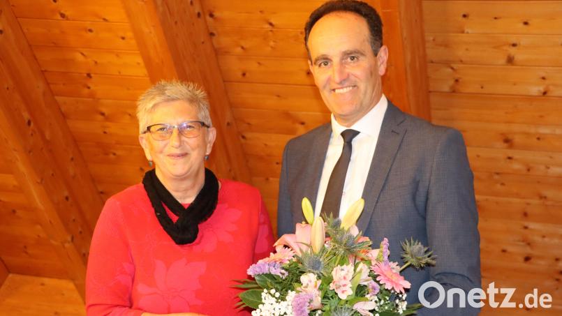 Bürgermeister Hans-Jürgen Strehl dankt Gemeinderätin Elisabeth Dehling für ihren Einsatz für die Gemeinde Edelsfeld. Bild: gru