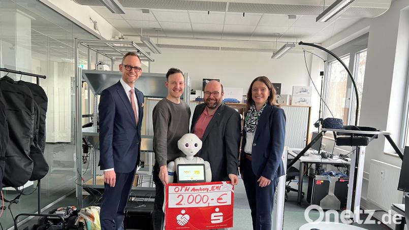 Um Roboterdame „Emi-Ly Pepper“ am Digitalen Campus der OTH Amberg-Weiden versammeln sich (von links): Vorstandsvorsitzender Thomas Pickel, Daniel Dinnes, Professor Gerald Pirkl und Vorstandsmitglied Sonja Kalb. Bild: Kathrin Schmidt/exb