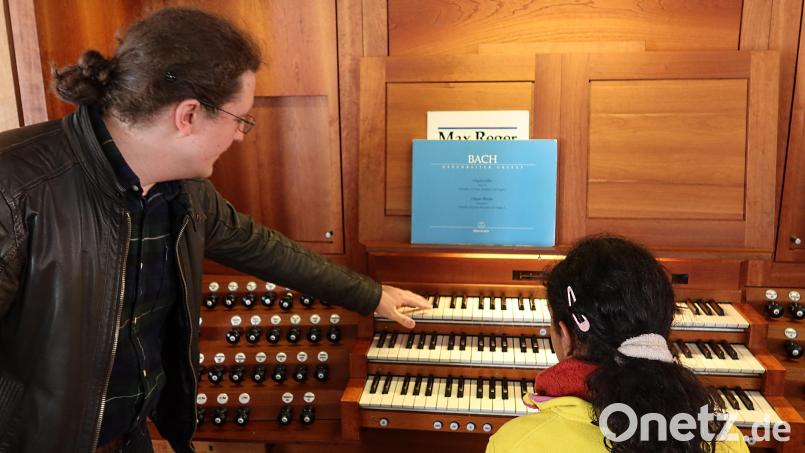 Valerij Bukreev erklärt den Kindern in der Kirche S. Michael die Funktion der Max-Reger-Orgel. Bild: Kunz