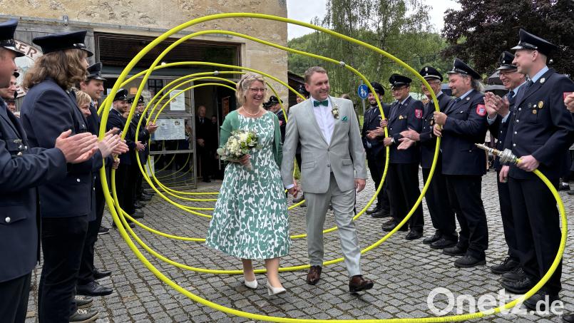 Durch den Ehrenspalier gehen Silvia Haller und Gerd Pürner ins gemeinsame Eheglück. Bild: lei