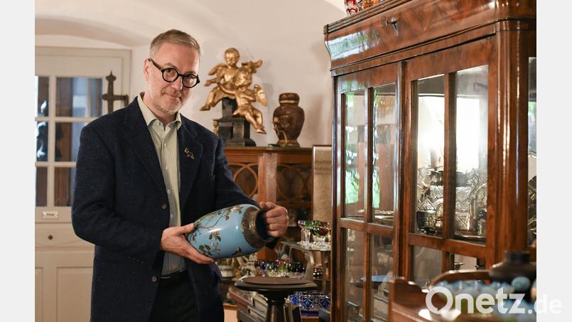 Georg Strehl in seinem Reich. Seit 30 Jahren verkauft er in Weiden Antiquitäten, vorwiegend vom Zeitraum 14.Jahrhundert bis Zweiter Weltkrieg. Bild: Gabi Schönberger