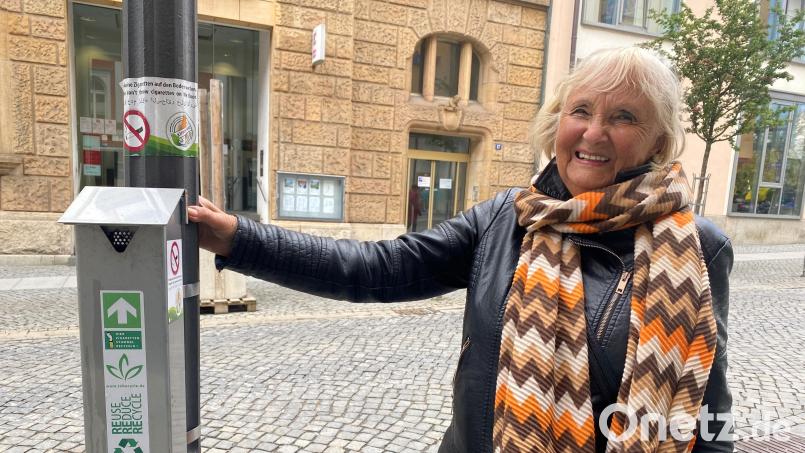 Karin Meixner-Nentwig ist es zu verdanken, dass es in Amberg diese Aschenbecher gibt. Kippen landen dann nicht am Boden oder gar im Grundwasser. Archivbild: Schönhofen