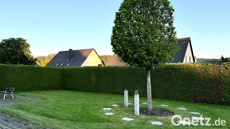 Der bisher eher spartanisch gehaltene Urnenhain auf dem Friedhof soll mit verschiedenen neuen Elementen ansprechender gestaltet werden. Bild: Eichl
