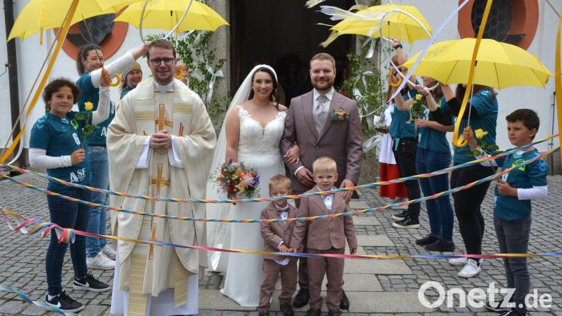 In der Kapplkirche geheiratet haben am Samstag Ramona Scharnagl und Maximilian Rosner, getraut wurden sie von Kaplan Bastian Neumann aus Roding, einem Freund des Paars. Mit dabei waren auch die beiden Brautkinder Ferdinand (links) und Xaver. Bild: jr