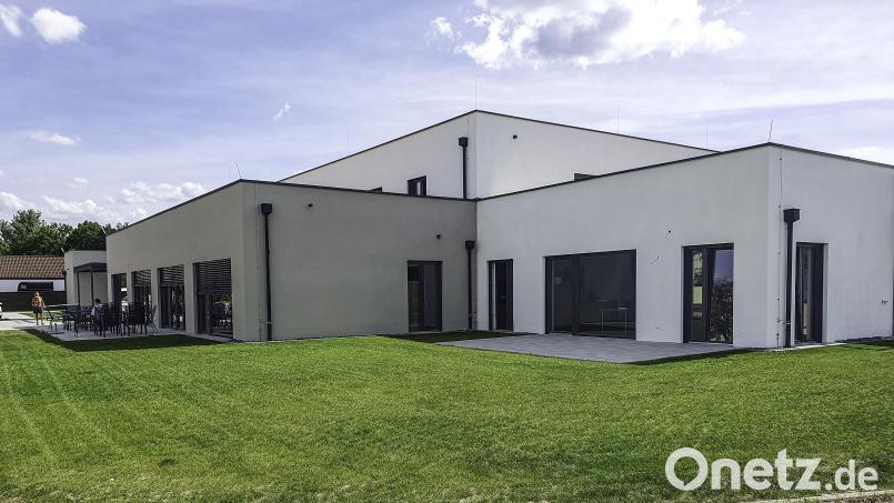 Rund 65 mal 22 Meter misst das neue Haus &quot;Naabwiese&quot; am Gewerbering Süd in Wernberg-Köblitz. Dr. Loew Soziale Dienstleistungen hat Millionen investiert, um hier älteren, behinderten Menschen eine Heimat im gewohnten Umfeld zu bieten. Bild: Hösamer