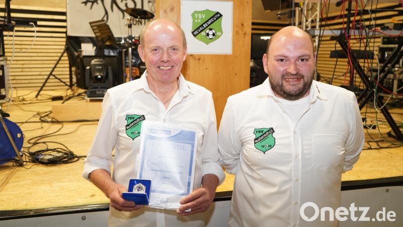 TSV-Vorsitzender Daniel Grillmeier (rechts) überreichte an Manfred Bauer die Verbands-Ehrenmedaille des Bayerischen Fußballverbands in Silber. Bild: Sebastian Bötzl/exb