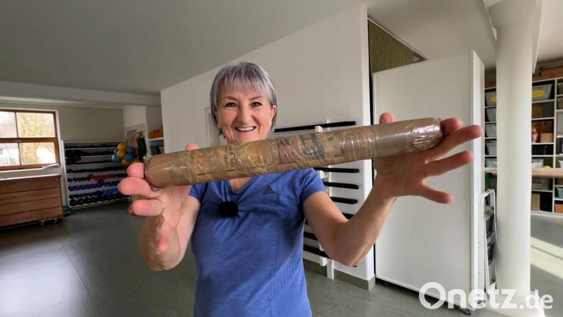 Marlene Groitl zeigt das perfekte Fitnessgerät für zu Hause: Ihre &quot;Wunderrolle&quot; ist eine gerollte, mit Paketband umklebte Zeitung. Bild: Heike Unger