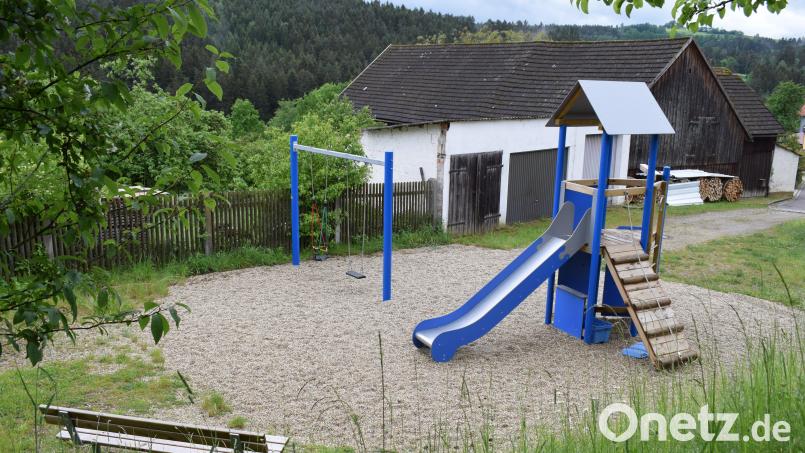 Die Kinderschaukel versperrt eine verbriefte Durchfahrt. Dagegen wehrt sich der Anlieger. Bild: bnr