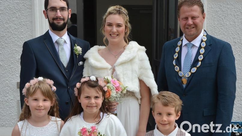 Miriam Panzer und Daniel Krieglsteiner heirateten standesamtlich im Historischen Rathaus in Mitterteich. Bürgermeister Stefan Grillmeier (rechts) nahm die Trauung vor, vorne die Brautkinder (von links) Mona, Annalena und Manuel. Bild: jr