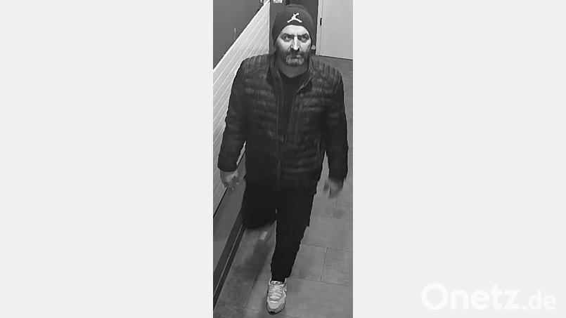 Die Polizei fahndet nach diesem Mann. Bild: Polizei Oberpfalz/exb