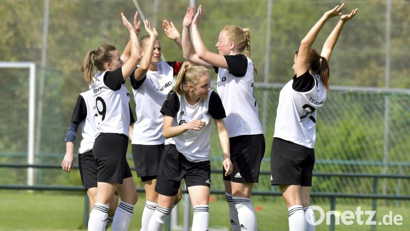 Die Spielerinnen des TSV Theuern klatschen sich vor dem Spiel ab. Archivbild: Hubert Ziegler