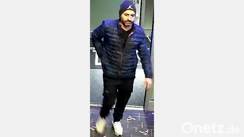 Die Polizei fahndet nach diesem Mann. Bild: Polizei Oberpfalz/exb