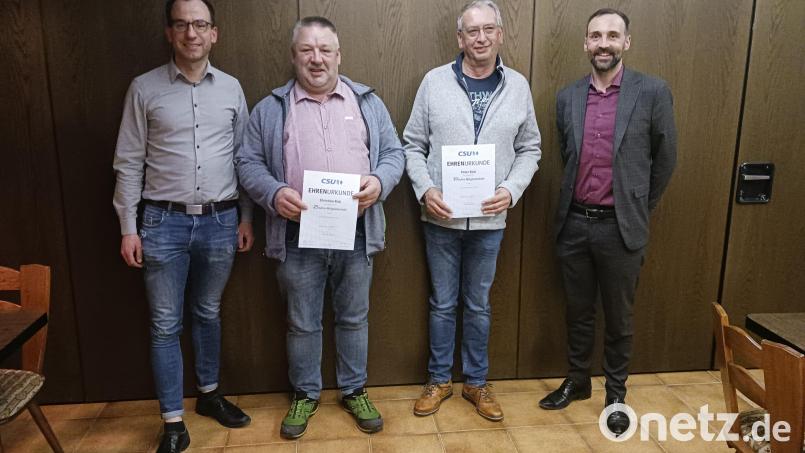 Peter Kick wurde für 10-jährige und Christian Kick für 25-jährige Mitgliedschaft bei der CSU Oberlind geehrt worden sind. Vorsitzender und Noch-Stadrat Florian Meißner (links) sowie Ehrengast Armin Bulenda (rechts) gratulierten. Bild: Franziska Braun