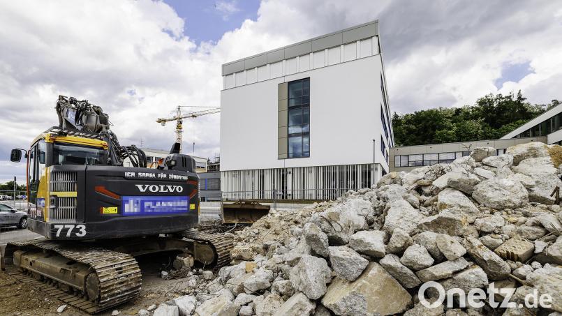Vom ehemaligen Medienzentrum am Beruflichen Schulzentrum Schwandorf (im Hintergrund) ist nur noch ein Schutthaufen übrig. Hier sollen Parkplätze entstehen. Bild: Hösamer