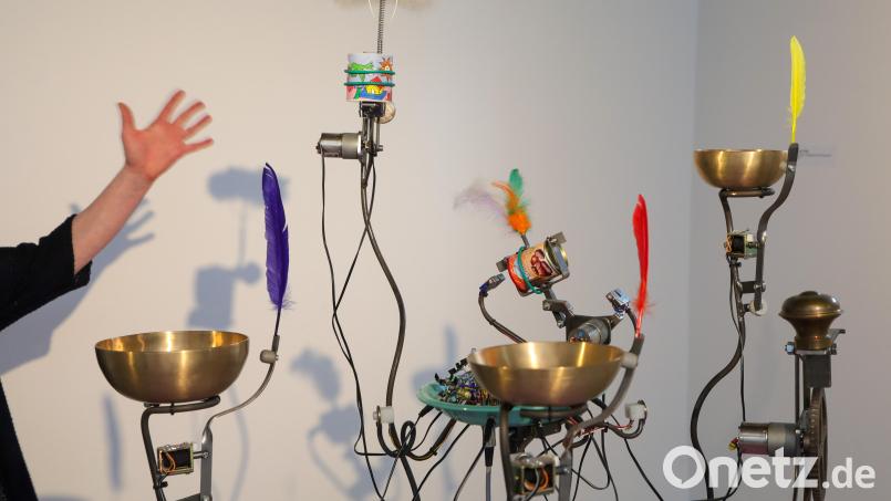 Verspielte Maschinen im Luftmuseum: Das sind kineastische, klangvolle Installationen in einer Sonderausstellung von Sascha Alexa Müller aus Basel. Bild: Wolfgang Steinbacher