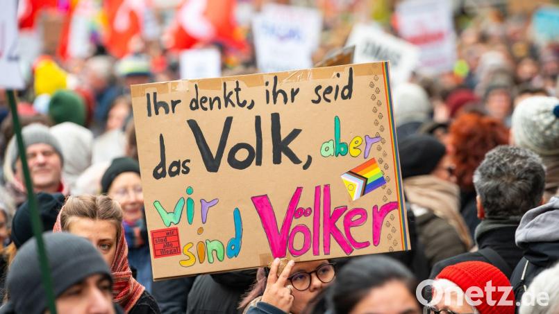 Zahlreiche Demonstration gegen Rechtsextremismus gab es bislang in ganz Deutschland. Am Montag, 13. Mai, findet in anlässlich 75 Jahre Grundgesetz in Hirschau eine Demonstration statt. Bild: Jonas Walzberg/dpa