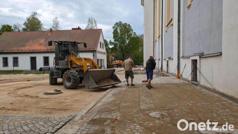 Entlang der Basilika Waldsassen sind die Wasser- und Kanalleitungen erneuert worden, ebenso die Drainage der Kirche. Inzwischen sind die Arbeiten weit fortgeschritten. Bild: pz