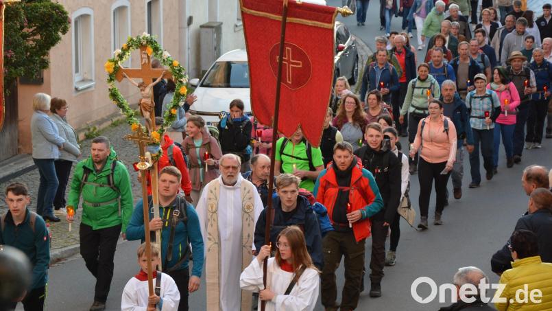 Einzug in die Konnersreuther Pfarrkirche am Sonntagabend: 36 Pilger nahmen den insgesamt 120 Kilometer langen Fußmarsch von Konnersreuth nach Marienweiher und zurück auf sich. Bild: jr