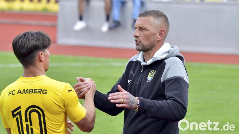 Andreas Scheler (rechts) bleibt Trainer beim Landesliga-Aufsteiger FC Amberg. Bild: Hubert Ziegler