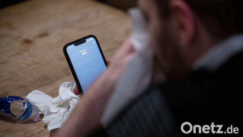 Patientinnen und Patienten sollen über die automatische Telefonassistenz Termine vereinbaren, absagen oder verschieben. Symbolbild: Hannes P Albert/dpa